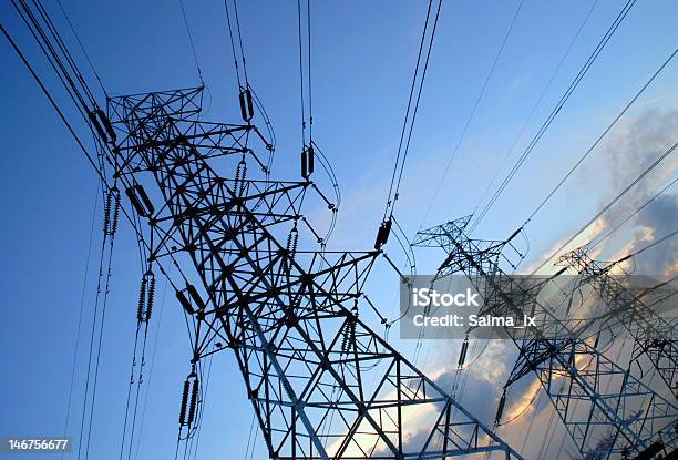 Torre De Conducción Eléctrica Foto de stock y más banco de imágenes de Azul - Azul, Cable, Cable de acero