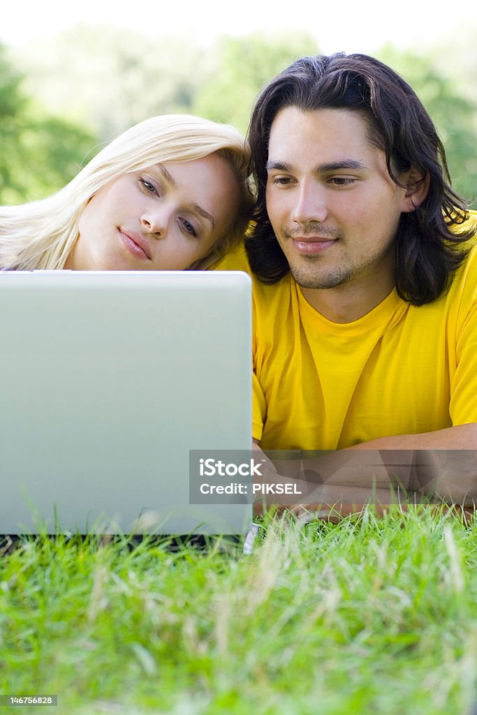 Casal usando computador portátil ao ar livre - Royalty-free Adolescente Foto de stock