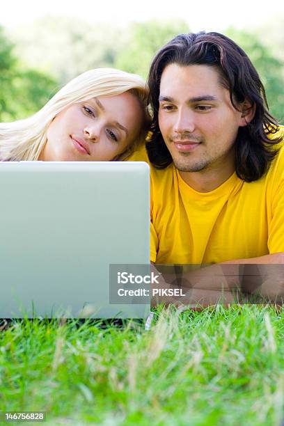 Casal Usando Computador Portátil Ao Ar Livre - Fotografias de stock e mais imagens de Adolescente - Adolescente, Adulto, Ao Ar Livre