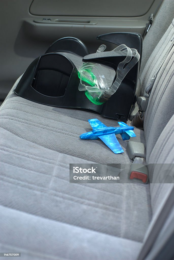 Sobrealimentación de asiento con gafas y avión de juguete - Foto de stock de Sillita de seguridad de bebés libre de derechos
