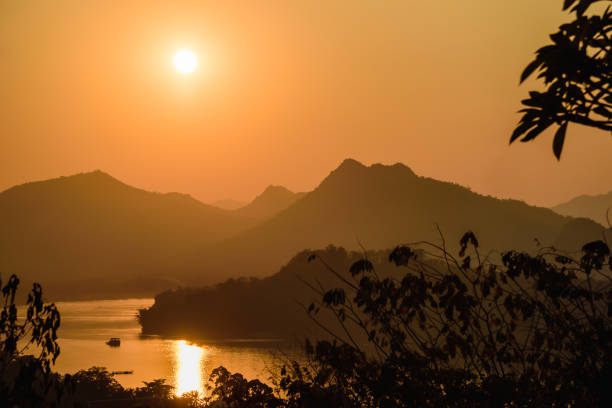 luang prabang sunset view from phou si mountain viewpoint. - luang phabang laos thailand mekong river imagens e fotografias de stock