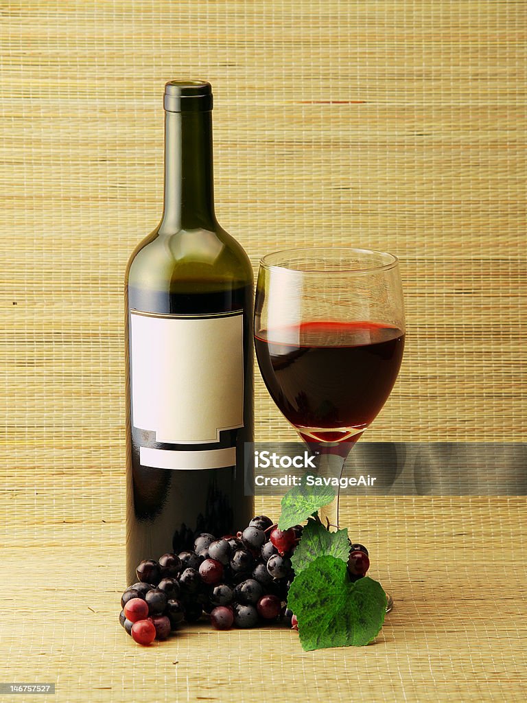 Bouteille, verre de vin et Raisin/fond naturel - Photo de En papier libre de droits