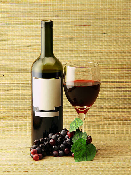 Bottiglia di vino, vetro e UVA/sfondo naturale - foto stock