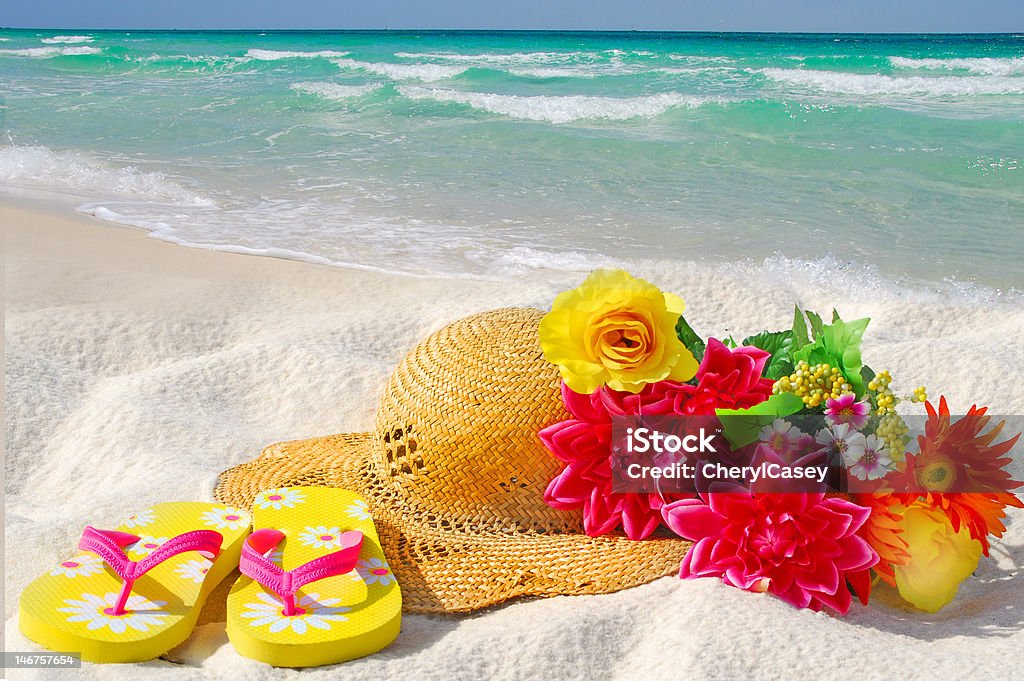 Hut und Blumen am Strand - Lizenzfrei Accessoires Stock-Foto