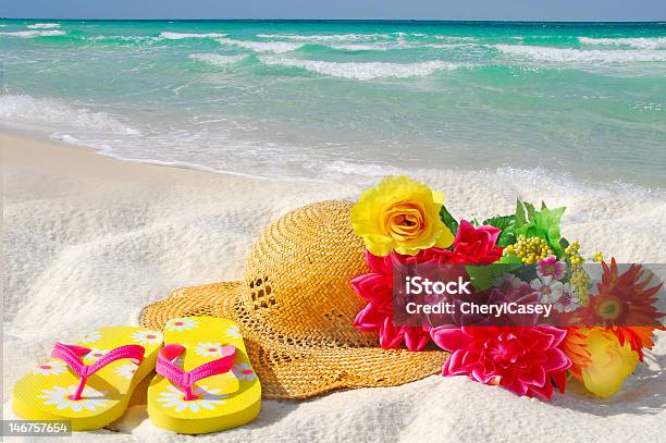 Hut Und Blumen Am Strand Stockfoto und mehr Bilder von Accessoires - Accessoires, Badelatsche, Baumblüte