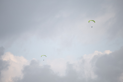 paraglides on the cloudy sky