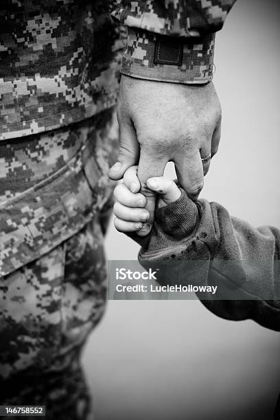 Hero Y Son Foto de stock y más banco de imágenes de Familia - Familia, Veterano de Guerra, Niño