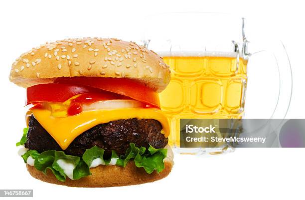 Photo libre de droit de Burger Et Bière banque d'images et plus d'images libres de droit de Aliment - Aliment, Alimentation lourde, Aliments et boissons