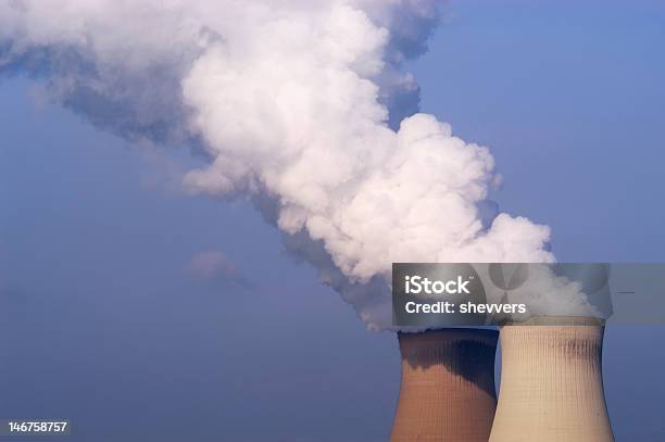 The Towers Of A Nuclear Powerplant Lobke Pares Foto de stock y más banco de imágenes de Aire libre - Aire libre, Azul, Cañón de chimenea