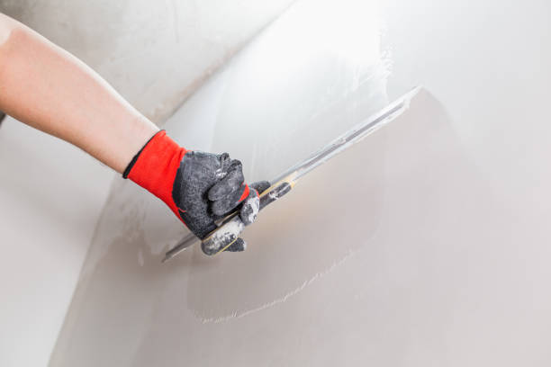 Interior finishing work on leveling walls Interior finishing work on leveling walls - preparing the surface with putty for painting or wallpaper hand with a plaster spatula stock pictures, royalty-free photos & images