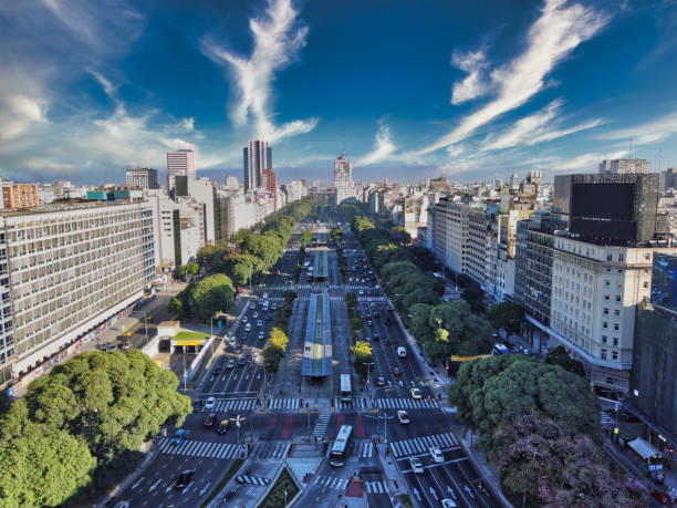 vista dalla piccola finestra dell'obelisco avenida 9 de julio - transitor foto e immagini stock