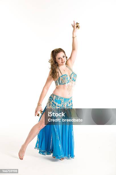 Danzatrice Del Ventre Con Campane In Abito Blu A Mano - Fotografie stock e altre immagini di Danzatrice del ventre