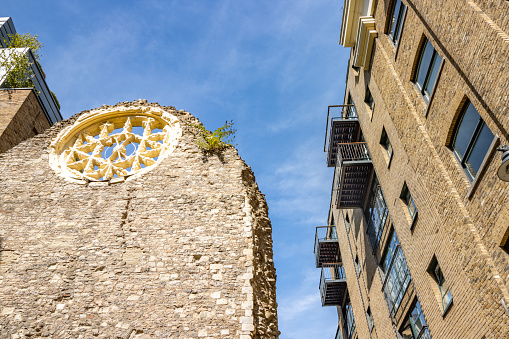 This palace at Pickfords Wharf dates back to the 12th-century palace which was the townhouse for the Bishops of Winchester. Today it is nothing but a ruined structure in London. It is viewed from the street and there is no entrance fee as it is just an old ruin.