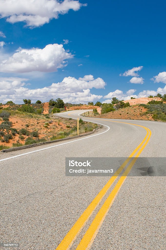 Vibrante imagen de la carretera y azul cielo - Foto de stock de Aire libre libre de derechos