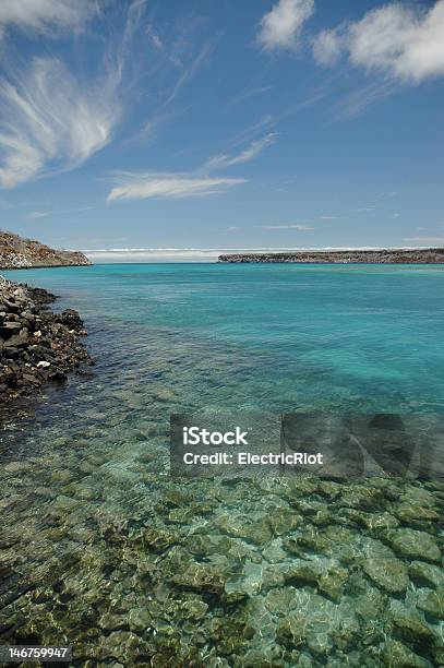 Photo libre de droit de Peu Profond Eaux Turquoise Des Îles Galapagos banque d'images et plus d'images libres de droit de Ciel - Ciel, Eau, Mer