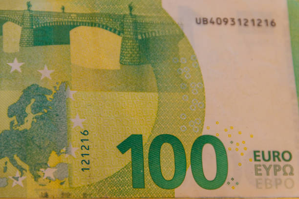 photo macro du billet de cent euros - european union euro note european union currency paper currency currency photos et images de collection