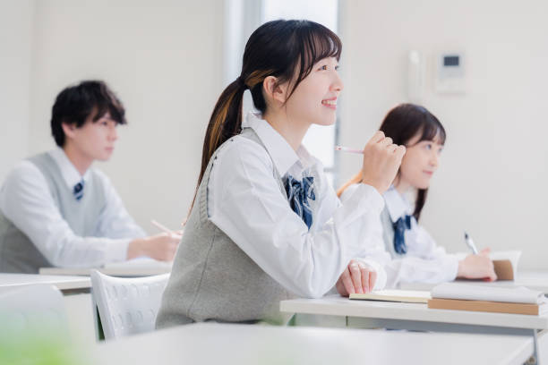 教室で授業を楽しむ高校生 - 勉強 先生 ストックフォトと画像