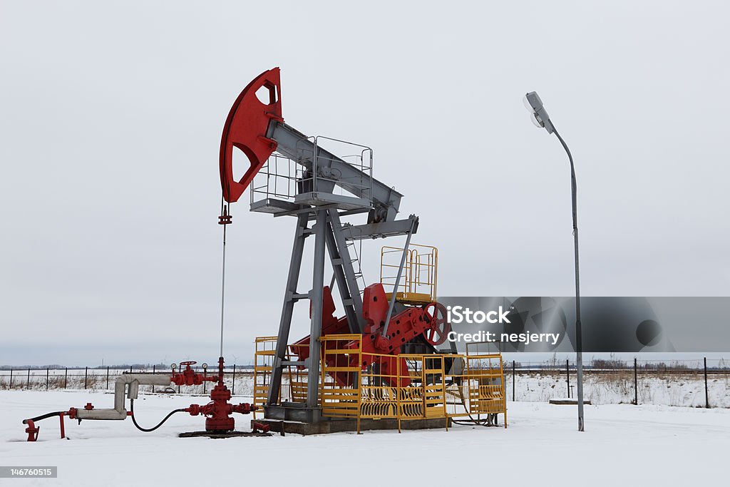 Bomba de petróleo en invierno - Foto de stock de Aire libre libre de derechos
