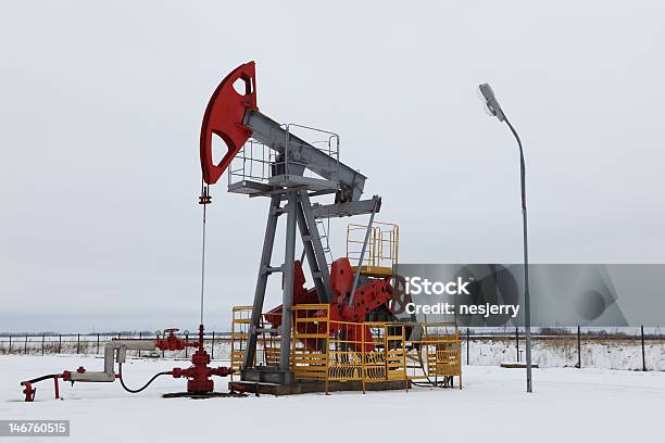 Bomba De Petróleo En Invierno Foto de stock y más banco de imágenes de Aire libre - Aire libre, Amarillo - Color, Blanco - Color