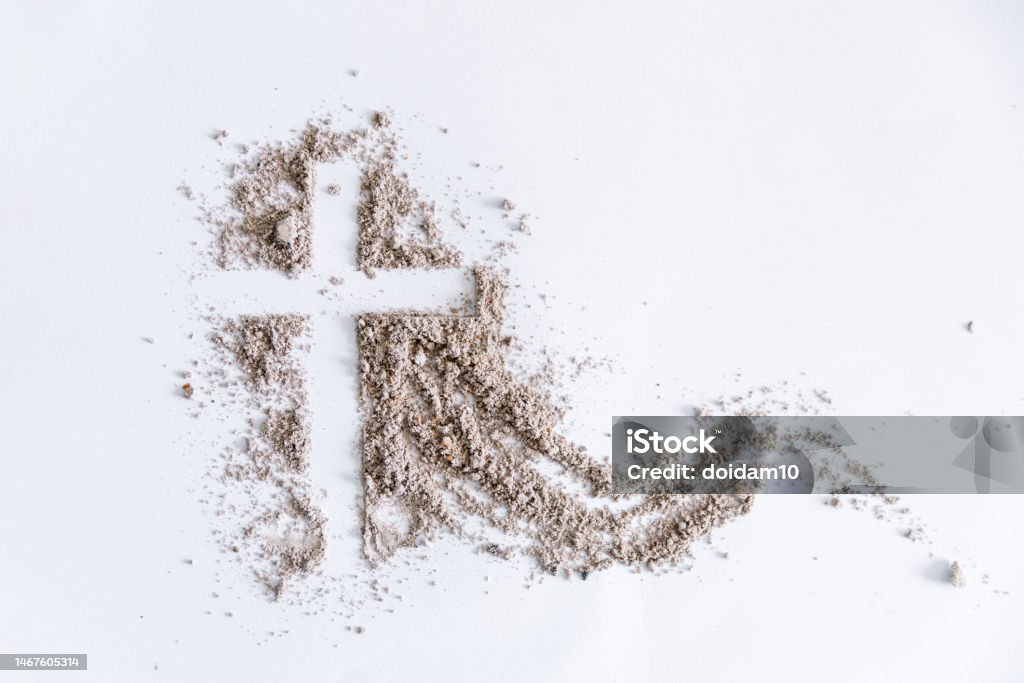 Cruz cristã ou crucifixo desenho em cinzas, poeira ou areia como símbolo de religião, sacrifício, redenção, Jesus Cristo, cinzas quarta-feira, quaresma, Sexta-feira Santa, Páscoa com Igreja é dedicada ao jejum - Foto de stock de Quarta-feira de Cinzas royalty-free Cruz cristã ou crucifixo desenho em cinzas, poeira ou areia como símbolo de religião, sacrifício, redenção, Jesus Cristo, cinzas quarta-feira, quaresma, Sexta-feira Santa, Páscoa com Igreja é dedicada ao jejum - Foto de stock de Quarta-feira de Cinzas royalty-free