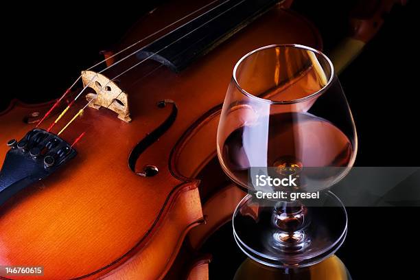 Cognac E Violino - Fotografie stock e altre immagini di Bicchiere - Bicchiere, Vetro, Violino