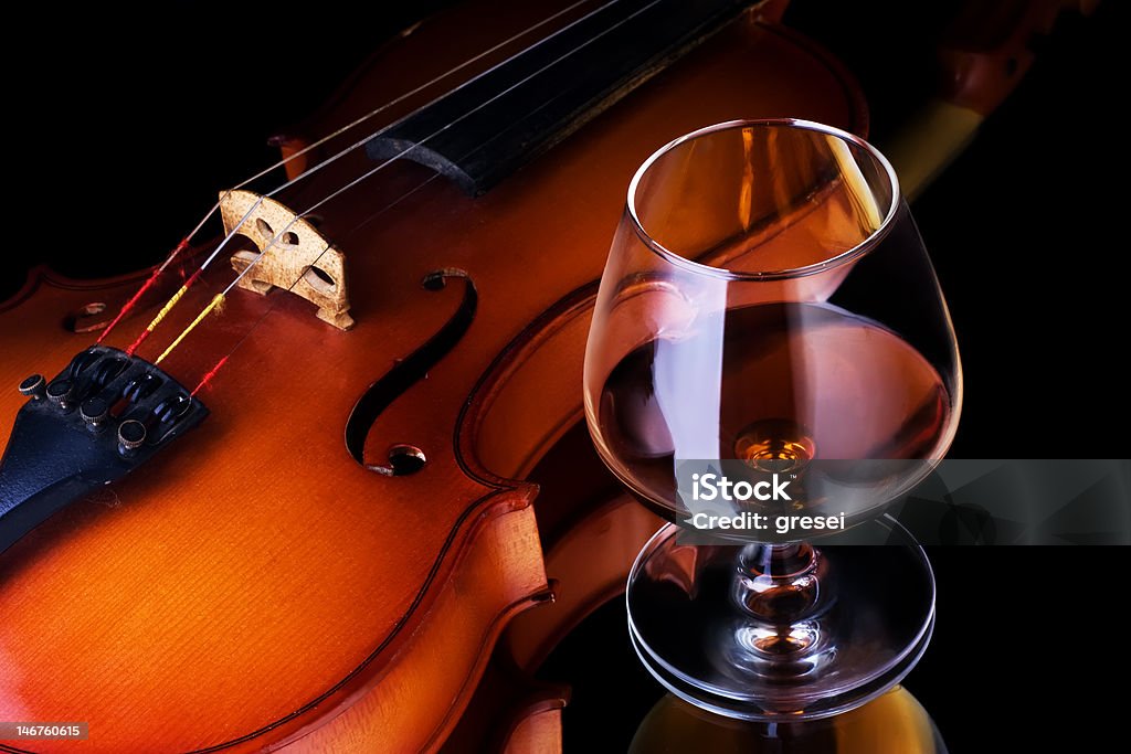 Conhaque e violino - Foto de stock de Copo royalty-free