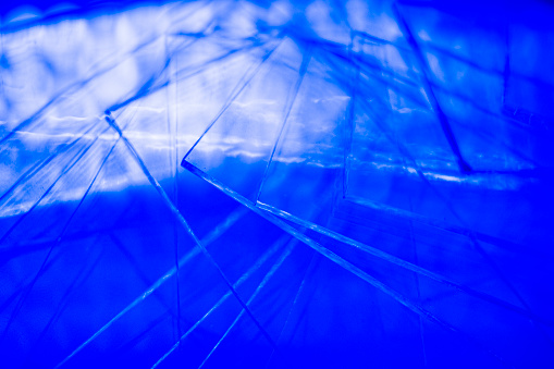 Líneas y ángulos rectos en cristal azul con reflejos photo