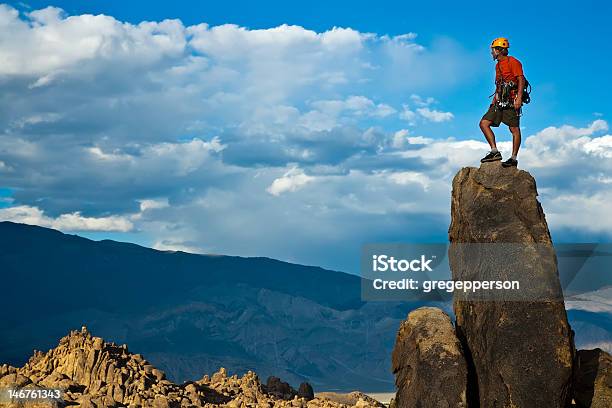 Rock Wspinacz Zbliża Się Na Szczyt - zdjęcia stockowe i więcej obrazów Alpinizm - Alpinizm, Chwytać, Determinacja