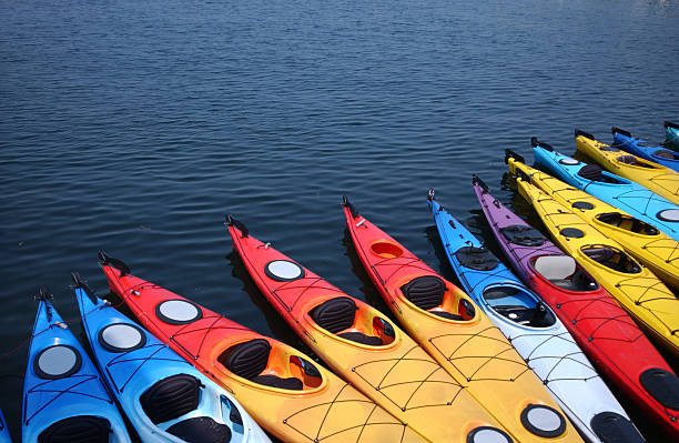 couleur des kayaks - cape ann photos et images de collection