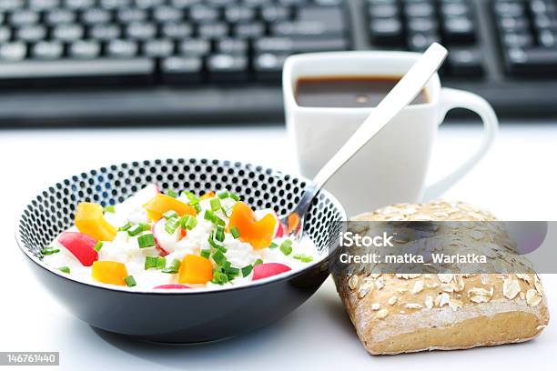 Hüttenkäse Mit Gemüse Stockfoto und mehr Bilder von Berufliche Beschäftigung - Berufliche Beschäftigung, Brötchen, Büro