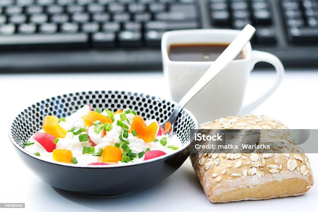 Queso tipo cottage con verduras - Foto de stock de Alimento libre de derechos