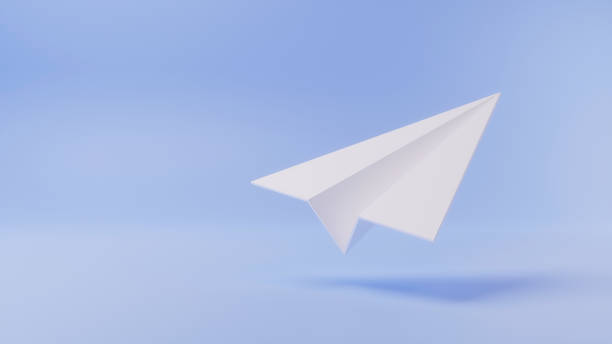 ikona papierowego samolotu, biały papier złożony w kształt na jasnoniebieskim tle, izolowany cieniem. renderowanie 3d - note industry paper innovation zdjęcia i obrazy z banku zdjęć