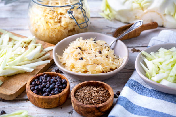 chucrut fermentado casero - delicadeza tradicional alemana - sauerkraut cabbage vegetable white cabbage fotografías e imágenes de stock