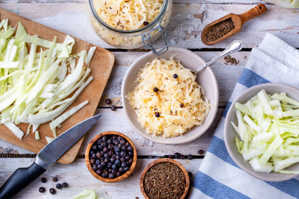 chucrut fermentado casero - delicadeza tradicional alemana - sauerkraut cabbage vegetable white cabbage fotografías e imágenes de stock