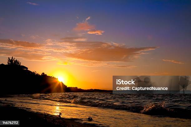 Foto de Pôr Do Sol Na Praia e mais fotos de stock de Dourado - Descrição de Cor - Dourado - Descrição de Cor, Praia, Rocha