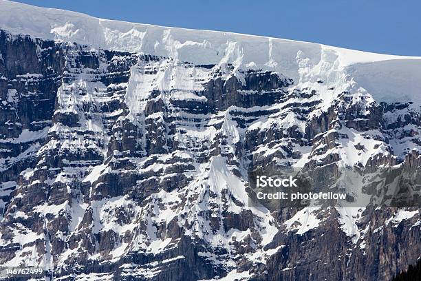 Foto de Montanhas Nevadas e mais fotos de stock de Alpes europeus - Alpes europeus, Azul, Beleza natural - Natureza