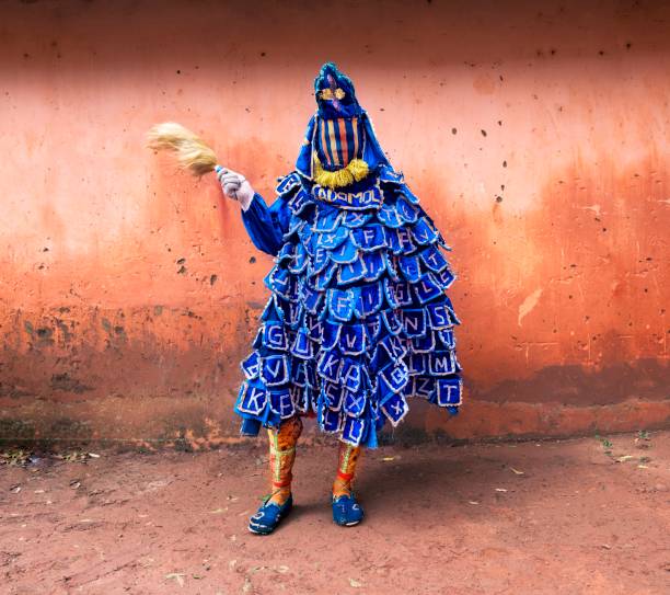 Egungun performs in a Abomei city festival Abomei. Benin- mars 27-2021: A form of 'Egungun' spirit performs a dance ahead of a Voodoo ceremony and speaks quickly in squeaky voices they represent the ancestral.They take care of the comunity. song title stock pictures, royalty-free photos & images