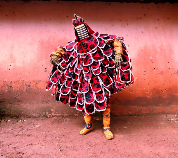 Egungun performs in a Abomei city festival Abomei. Benin- mars 27-2021: A form of 'Egungun' spirit performs a dance ahead of a Voodoo ceremony and speaks quickly in squeaky voices they represent the ancestral.They take care of the comunity. song title stock pictures, royalty-free photos & images