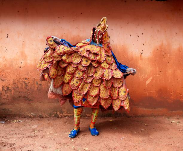 egungun actúa en un festival de la ciudad de abomei - título de canción fotografías e imágenes de stock