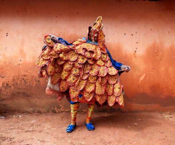 Egungun performs in a Abomei city festival Abomei. Benin- mars 27-2021: A form of 'Egungun' spirit performs a dance ahead of a Voodoo ceremony and speaks quickly in squeaky voices they represent the ancestral.They take care of the comunity. song title stock pictures, royalty-free photos & images
