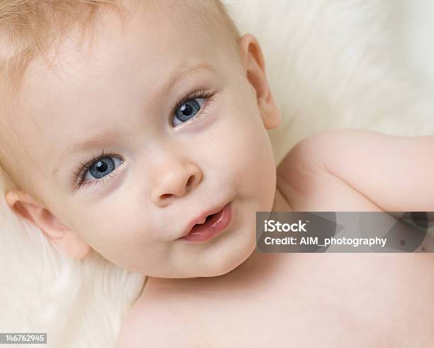 Süße Blue Eyed Baby Leg Dich Auf Einen Flauschigen Teppich Stockfoto und mehr Bilder von 12-17 Monate