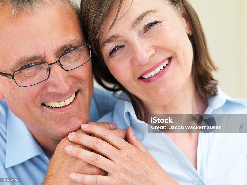 Close-up de um romântico sênior casal sorrindo - Foto de stock de Casal royalty-free