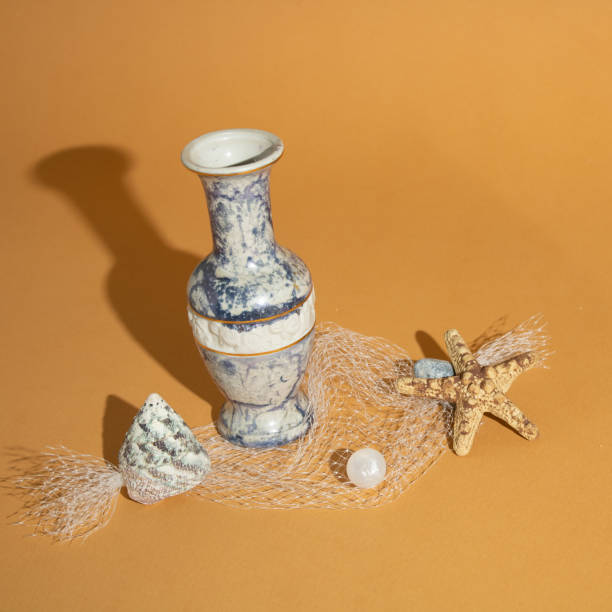 jarre avec trésor reposant sur la plage de sable coquillage avec coquillages étoiles de mer perles - pearl shell starfish beach photos et images de collection