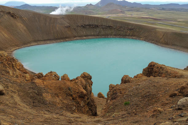 islândia kerid cratera vulcânica e lago - kerith - fotografias e filmes do acervo