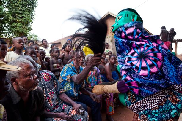 베냉에서 겔레데 의식을 수행하는 사람들 - fetish mask 뉴스 사진 이미지