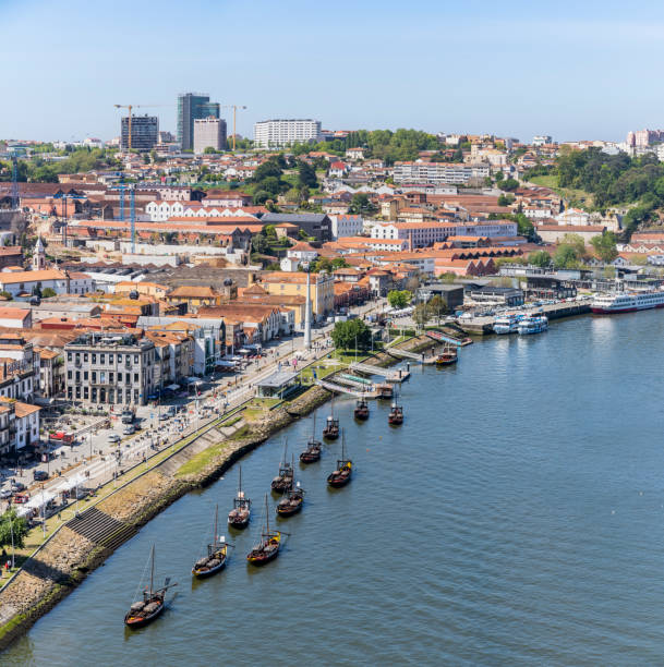 barcos rabelo en el río duero - portugal port wine porto the douro fotografías e imágenes de stock