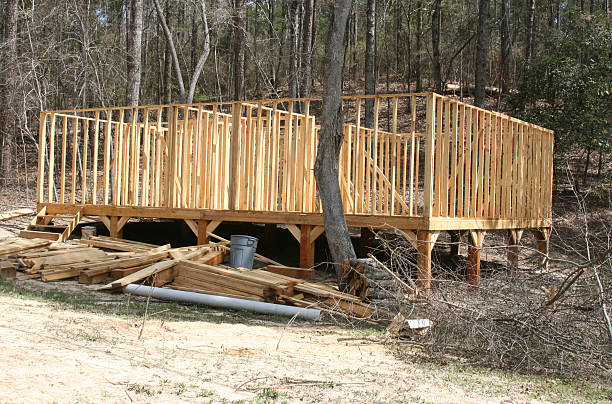 travaux de construction dans les bois - stilts photos et images de collection