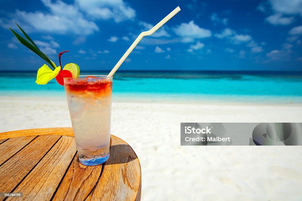 Orzeźwiający koktajl - Zbiór zdjęć royalty-free (Beach Party)