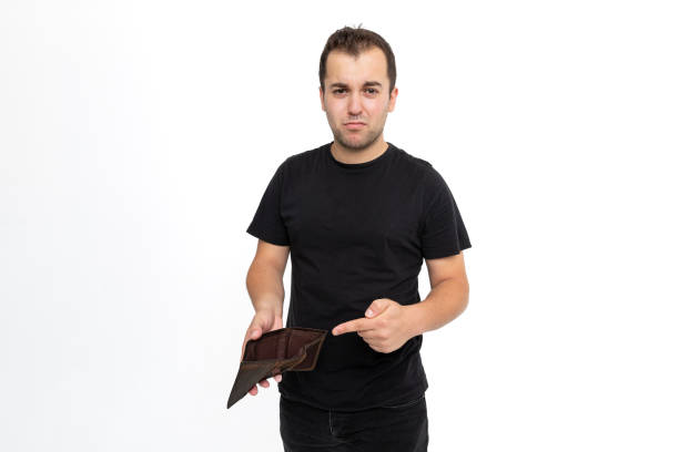 мужчина показывает пустой кошелек на белом фоне. - pocket empty poverty currency стоковые фото и изображения