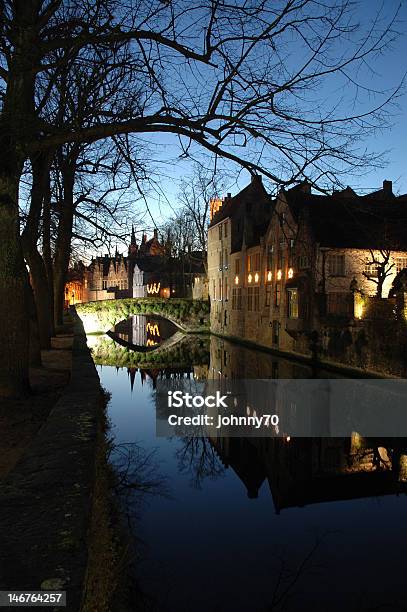 Brujas Por La Noche Foto de stock y más banco de imágenes de Agua - Agua, Arquitectura, Brujas